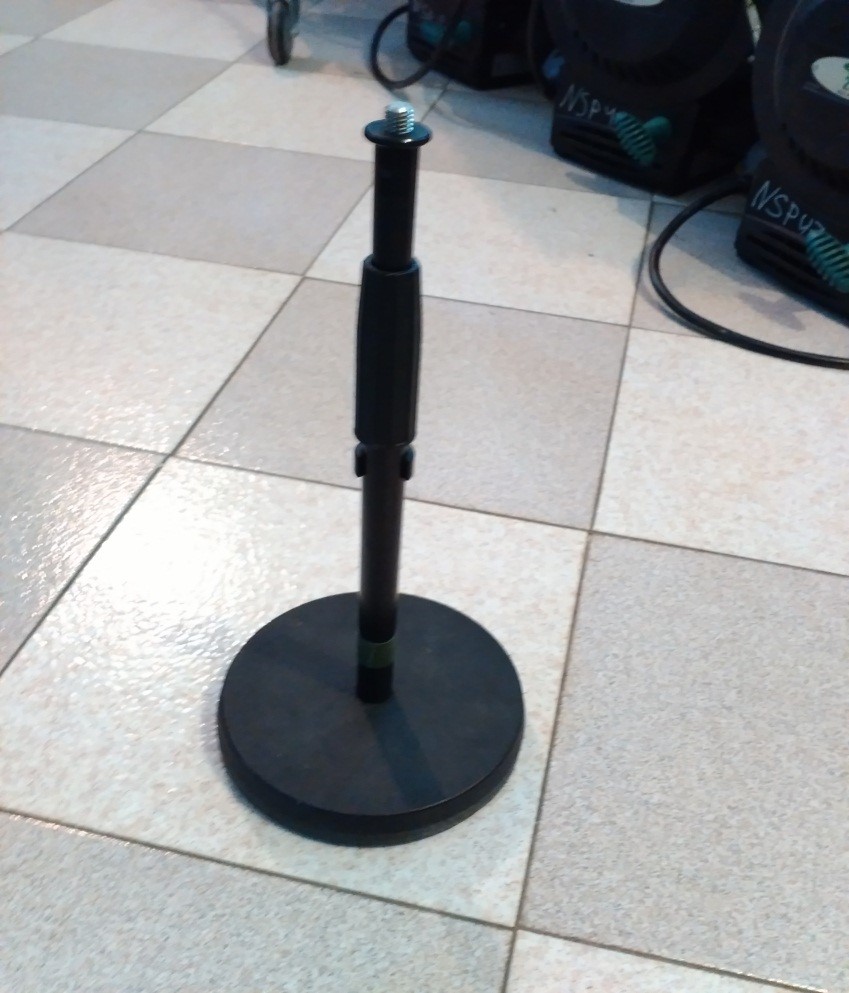 телескопическая прямая микрофонная стойка, круглое основание ,короткая